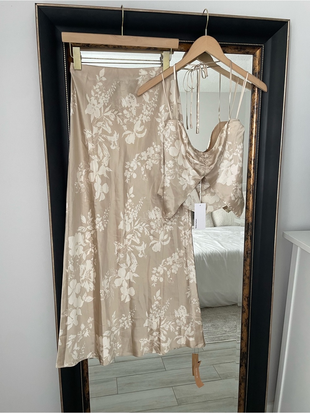 Reformation Beba Champagne Silk Satin Floral Top & Midi Skirt Set Size 4 NWT - Picture 4 of 8